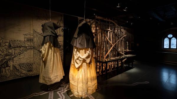 Vestimenta 2 brujas en el interior del Museo de las Brujas de Zugarramurdi